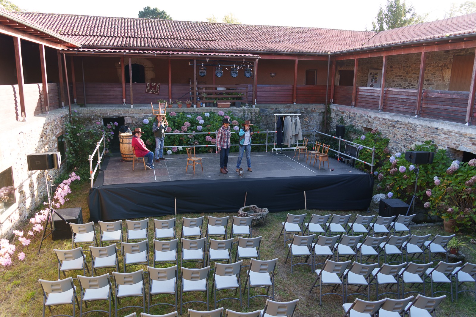 Xente montando un escenario